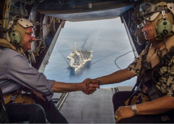Secretário de Defesa americano Ash Carter cumprimenta o Secretário de defesa das Philippinas, Voltaire Gazmin a bordo de um V-22 Osprey