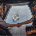 Secretário de Defesa americano Ash Carter cumprimenta o Secretário de defesa das Philippinas, Voltaire Gazmin a bordo de um V-22 Osprey