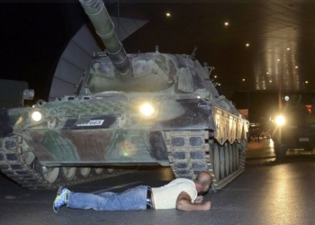 Homem se deixa diante de tanque em Istambul. STRINGER REUTERS