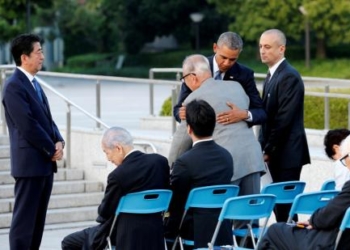 Presidente dos EUA, Barack Obama, abraçando sobrevivente Shigeaki Mori durante visita a Hiroshima, Japão.      27/05/2016    REUTERS/Kimimasa Mayama/Pool
