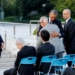 Presidente dos EUA, Barack Obama, abraçando sobrevivente Shigeaki Mori durante visita a Hiroshima, Japão.      27/05/2016    REUTERS/Kimimasa Mayama/Pool