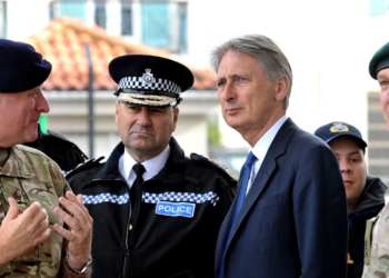 Philip Hammond em Gibraltar. Este território ultramarino é governado pelos britânicos por mais de 300 anos, desde 1713, quando os direitos a ele foram renunciados pela Holanda